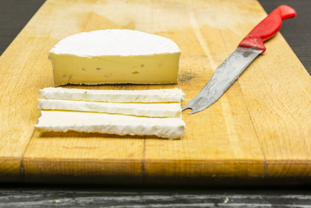 乳酪奶酪在砧板上