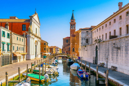 基奥贾镇在威尼斯泻湖 水运河和教堂。威尼托