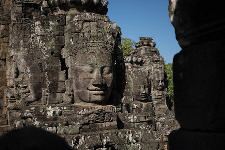 柬埔寨寺庙在背景壁画中以自然的天空和树木拍摄