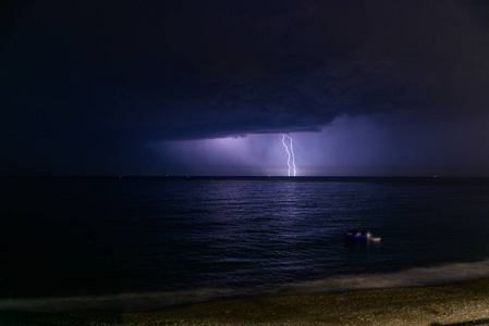 海上雷雨