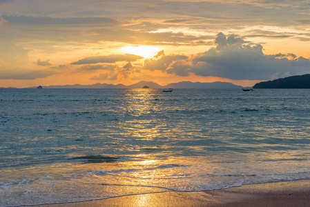 泰国船在海上对抗夕阳, 一张橙色的照片