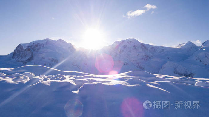 雪山上的日出