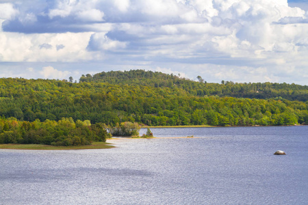 瑞典夏季湖泊的田园风光图片