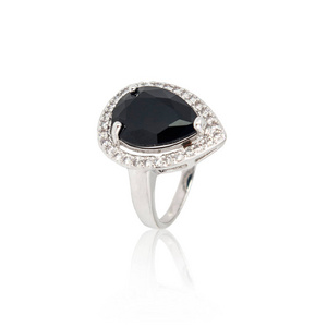 孤立的白色衬底上的黑色尖晶石钻石戒指