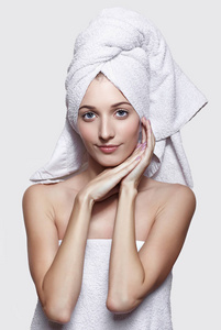 年轻妇女用浴毛巾在头