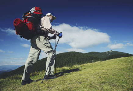 带着背包和帐篷夏天登山活动