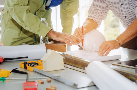 建筑工地商业工业建筑概念会议桌上有蓝图安全帽建筑工具的建筑规划