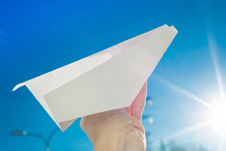 抽象纸飞机, 在手, 天空, 太阳背景