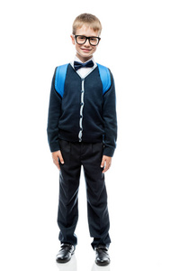 一个聪明的小学生在高中制服与背部的肖像