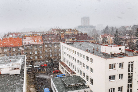 现代欧洲城市的降雪淋浴图片
