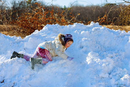 快乐的孩子在森林附近的雪地里玩耍孩子们在冬季以外的地方玩耍