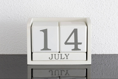 白色方块式日历当前日期14和月7月