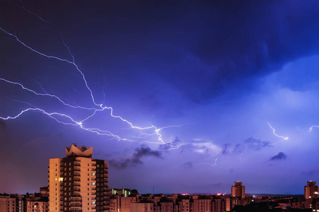 夜晚在城市上空雷雨