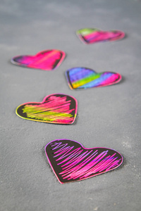 自制黑紫色桃红色的心在一个灰色的具体背景。情人节的概念。爱的象征