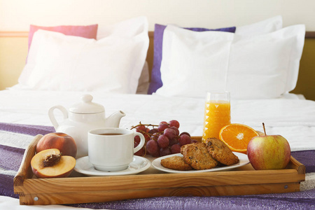 木托盘床上供应早餐