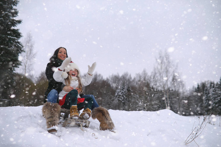 一个冬天的童话故事, 一个年轻的母亲和她的女儿骑雪橇