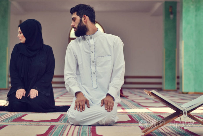 穆斯林的男人和女人在清真寺的祷告