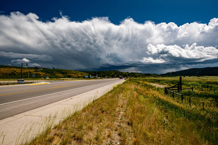 美国怀俄明州空旷的公路和暴风雨的云层