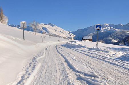 冰雪覆盖的冬季道路