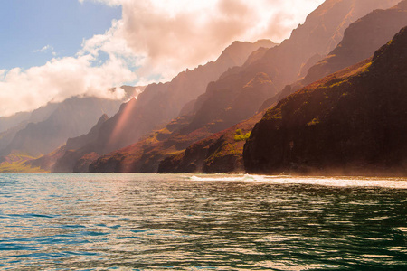 夏威夷考艾岛壮观的纳帕利海岸悬崖美丽景色