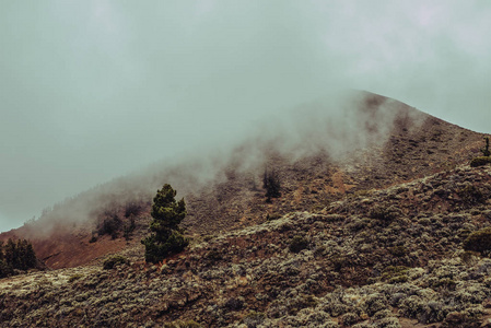 云中的完美 mountail 景观