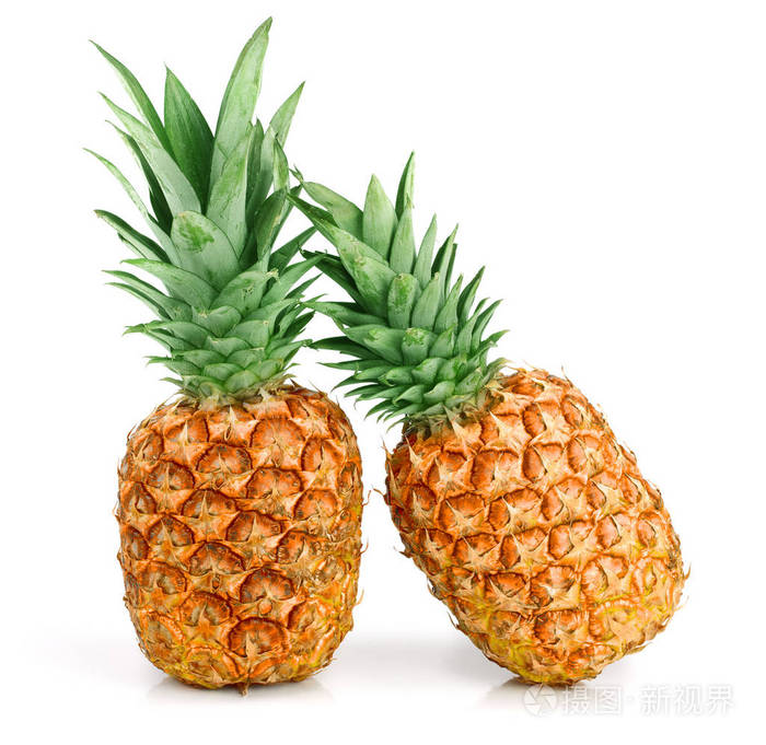 两个成熟的菠萝孤立在白色背景上