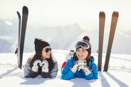 女孩滑雪