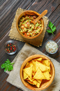 Guacomole 是一种传统的墨西哥酱, 由磨碎的鳄梨柠檬汁红洋葱西红柿大蒜和辣椒组成。配有玉米片
