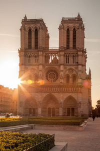 巴黎圣母大教堂反对日出在法国