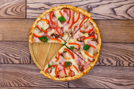 美味的意大利披萨提供木制桌子