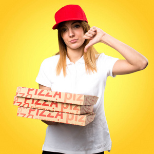 送披萨的女人在五颜六色的背景上发出坏信号