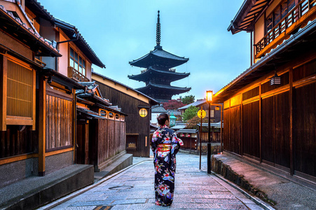 日本京都的八塔和 Sannen 坂街穿着日本传统和服的亚洲女子