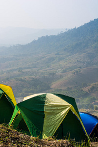 山上的野营帐篷图片