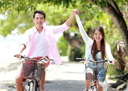 一起骑自行车的年轻夫妇