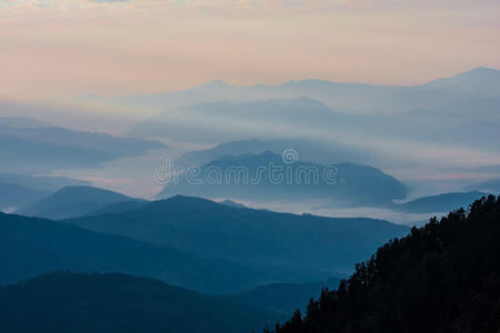 清晨阳光下的山景，尼泊尔琅塘国家公园喜马拉雅山