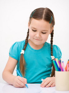小女孩正在用铅笔画画