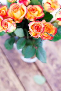 礼品桌上有一束玫瑰花。