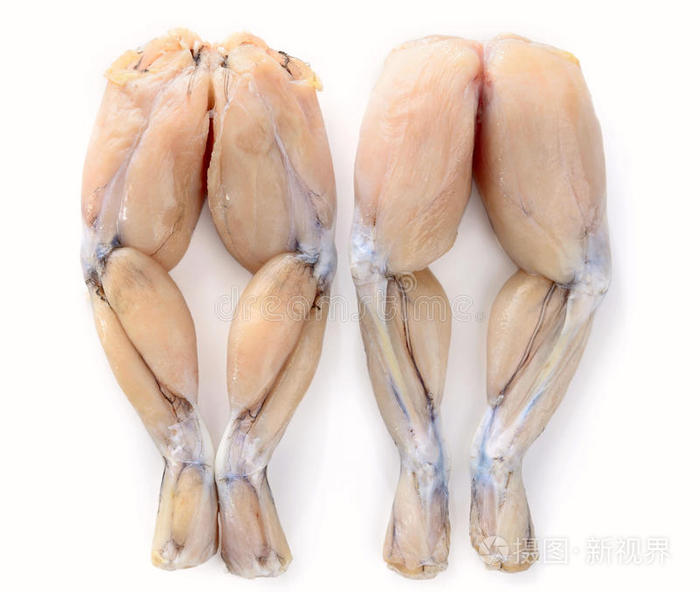 两对白色背景的新鲜青蛙腿
