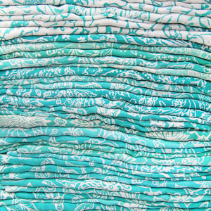 商店柜台上的围巾，一堆五颜六色的布料