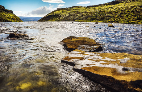 具有冰岛传统性质的山河风景如画。