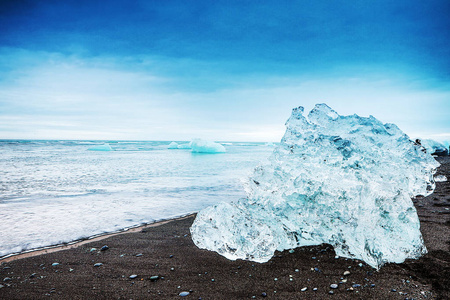 冰岛海滩上的冰川。