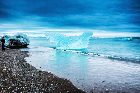 冰岛海滩上的冰川。