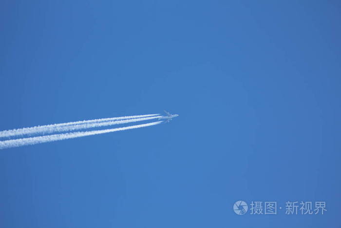 蓝天上的一架飞行飞机天空中凝结的痕迹