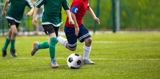 年轻球员的足球比赛。训练和足球比赛为孩子。青年足球比赛