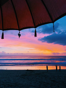 神奇的色彩日落十二月巴厘岛