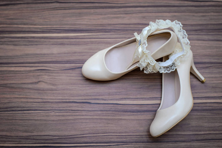 米色婚纱鞋和新娘的吊袜带