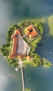 立陶宛特拉凯城堡的俯视图。