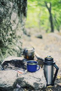 在森林中露营。早餐在火刑柱的制备