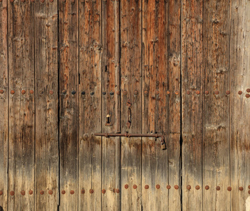 木褐色陈旧门。文本背景的空间, 生锈的闩锁和挂锁。特写视图, 详细信息