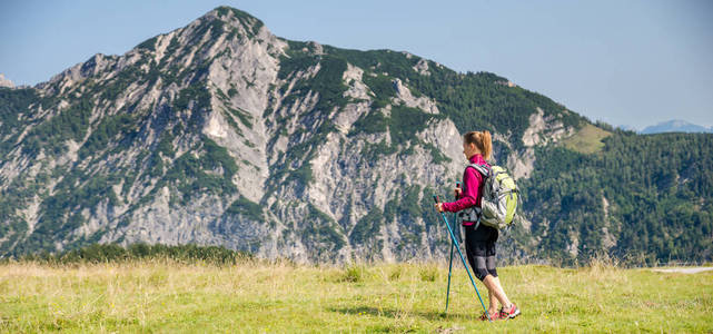 年轻女子在山中徒步旅行